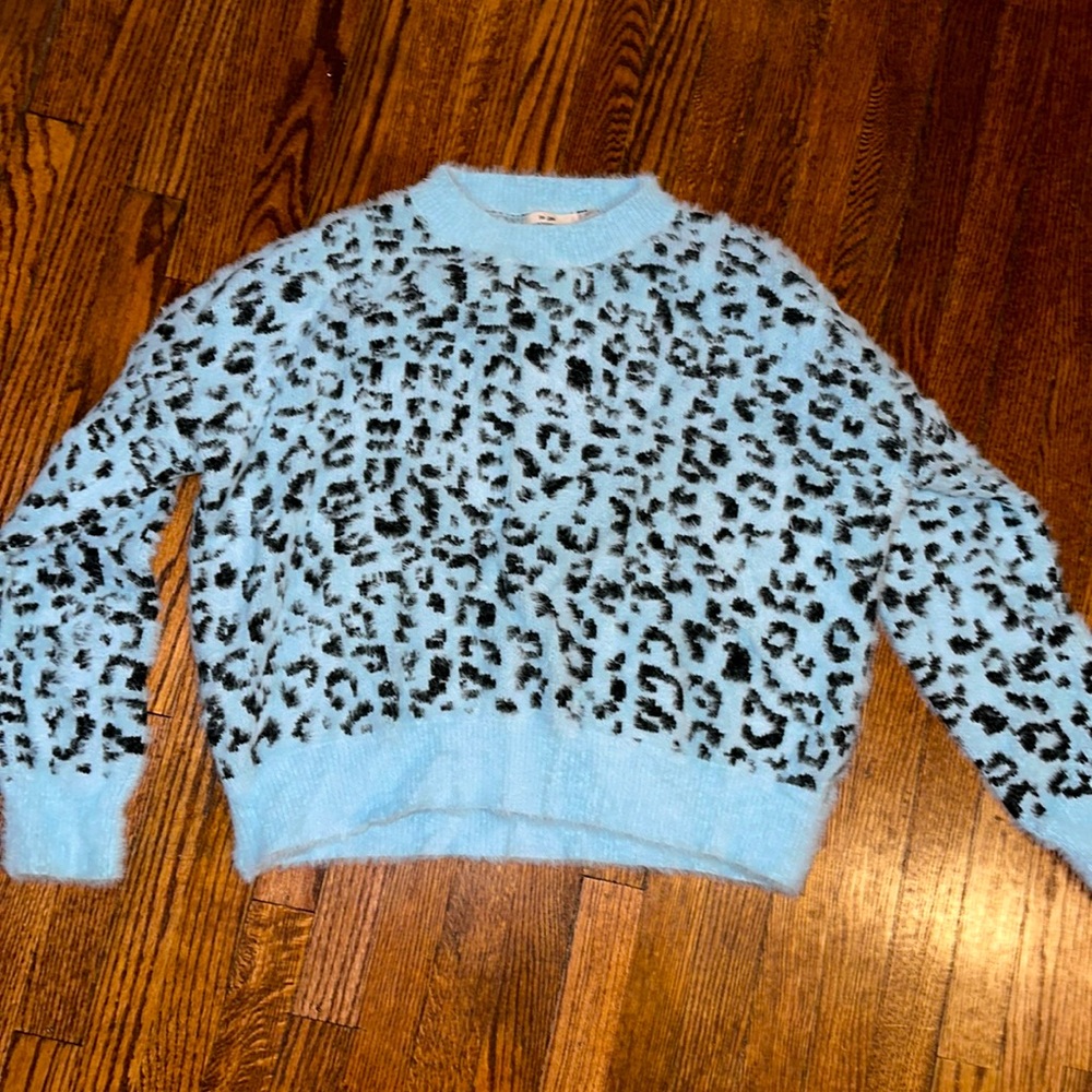 Excellent Condition mi ami Blue Leapord Fuzzy Sweater - Large